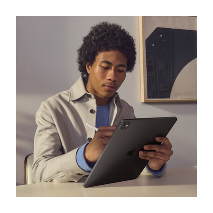 Apple iPad Pro 13" M5 nano-texture glass, in use