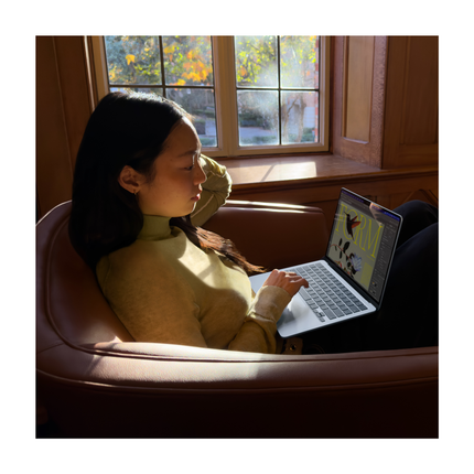 Apple MacBook Air 13” M5 24GB/1TB in use