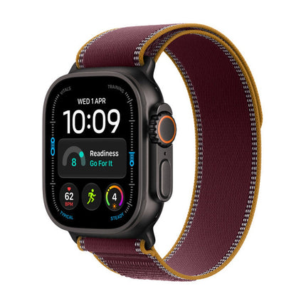 Apple Watch Ultra 4 melns ar Burgundy Trail Loop, slīpi