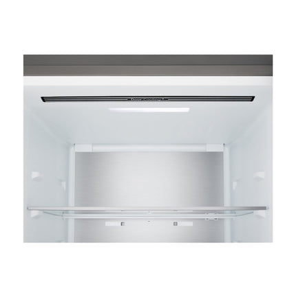 LG GBBS716CPY ledusskapis ar saldētavu apakšā, tuvplānā ledusskapja griesti ar apgaismojumu un ventilācijas restēm