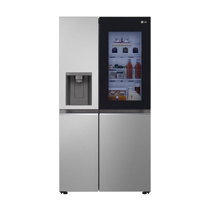 LG GSGV81PYLL divdurvju side-by-side ledusskapis, skats no priekšas ar izgaismotu stikla paneli un produktiem aiz tā