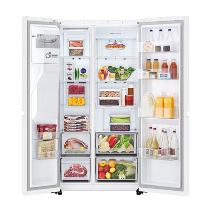 LG GSLC40SWPE двухдверный холодильник side-by-side, обе двери открыты, полки заполнены продуктами