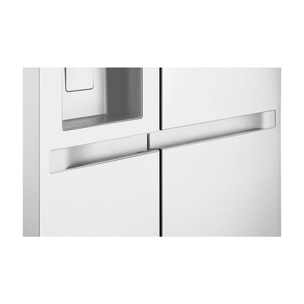 LG GSLC40SWPE двухдверный холодильник side-by-side, крупный план ручек дверей и ниша диспенсера